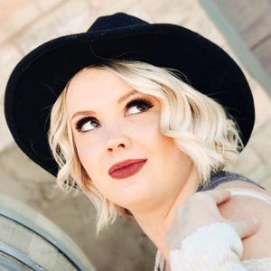 Meet your Posher, Lacey